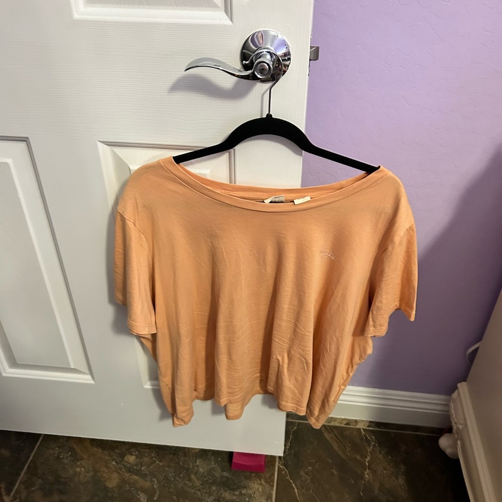Gently loved Women’s Levi’s orange cropped tshirt